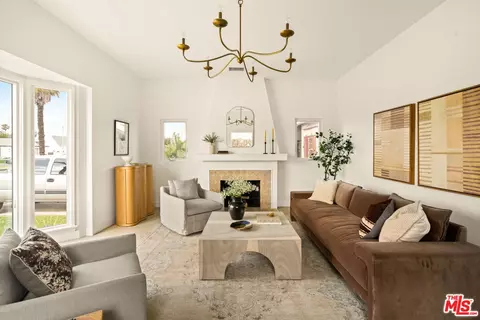 3928 S Bronson Ave, Los Angeles, CA 90008