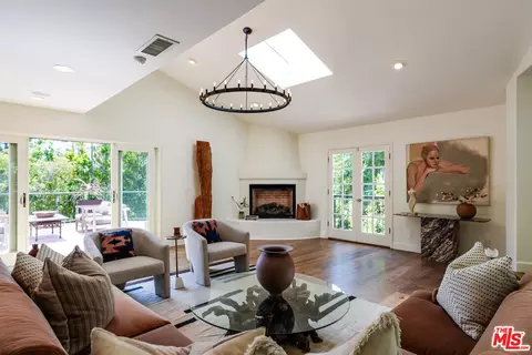 2216 E Live Oak Dr, Los Angeles, CA 90068