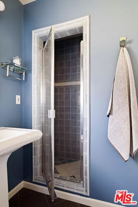 Bath - 6237 Belmar Ave, Tarzana, CA 91335 photo 2 of 4