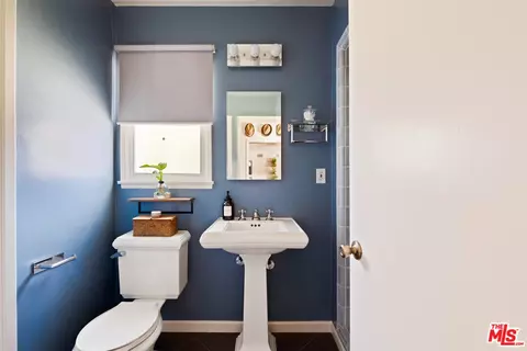 Bath - 6237 Belmar Ave, Tarzana, CA 91335 photo 1 of 4