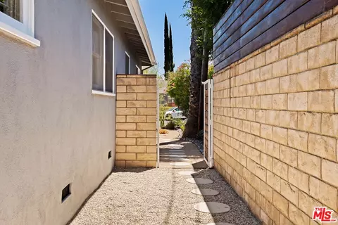 Exterior - 6237 Belmar Ave, Tarzana, CA 91335 photo 11 of 14