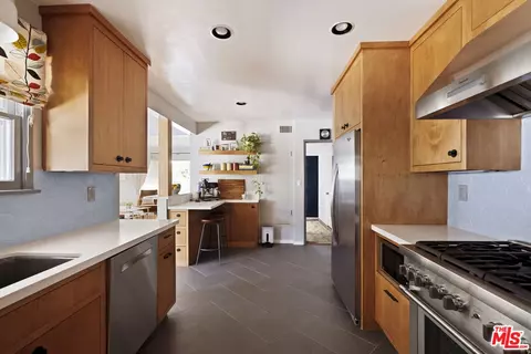 Kitchen - 6237 Belmar Ave, Tarzana, CA 91335 photo 3 of 6