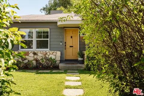 13932 Hamlin St, Valley Glen, CA 91401