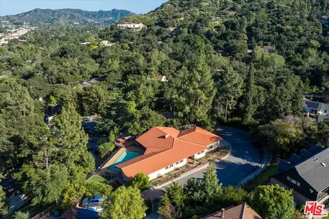 3770 Whiting Manor Ln, Glendale, CA 91208