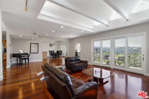 5045 Calatrana Dr, Woodland Hills, CA 91364