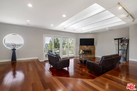 5045 Calatrana Dr, Woodland Hills, CA 91364