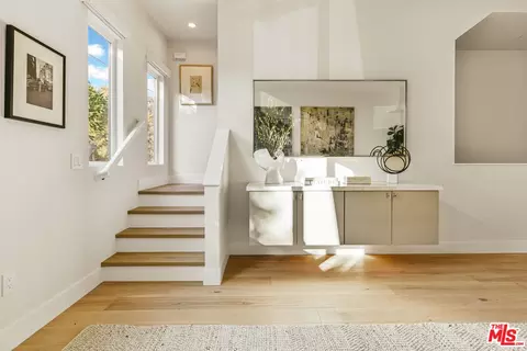 3222 S Barrington Ave, Los Angeles, CA 90066