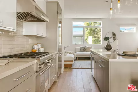 3220 S Barrington Ave, Los Angeles, CA 90066