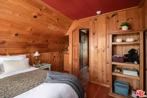 Bedroom - 419 Hemlock Dr, Lake Arrowhead, CA 92352 photo 5 of 6