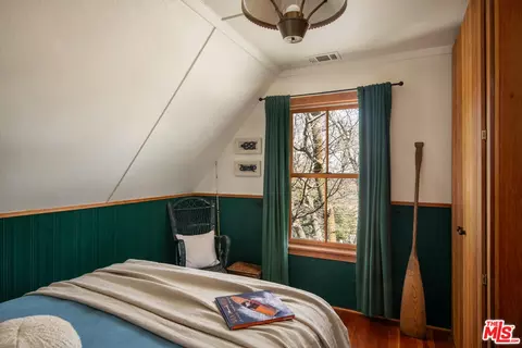 Bedroom - 419 Hemlock Dr, Lake Arrowhead, CA 92352 photo 4 of 6
