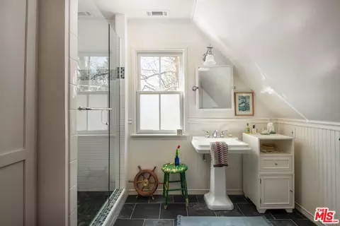 Bath - 419 Hemlock Dr, Lake Arrowhead, CA 92352 photo 2 of 3