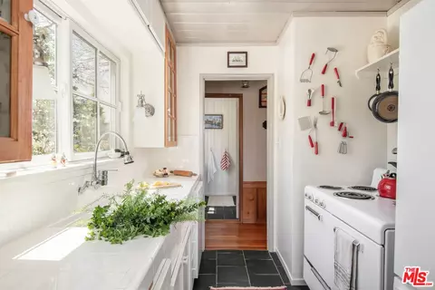 Kitchen - 419 Hemlock Dr, Lake Arrowhead, CA 92352 photo 1 of 2