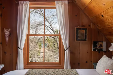 Bedroom - 419 Hemlock Dr, Lake Arrowhead, CA 92352 photo 6 of 6