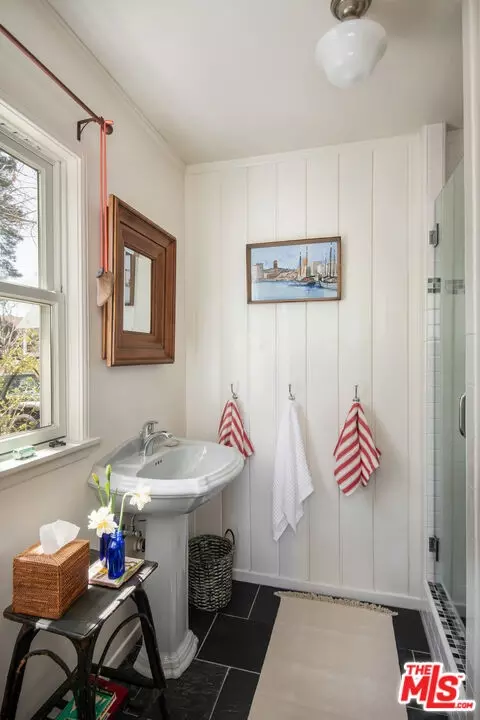 Bath - 419 Hemlock Dr, Lake Arrowhead, CA 92352 photo 1 of 3