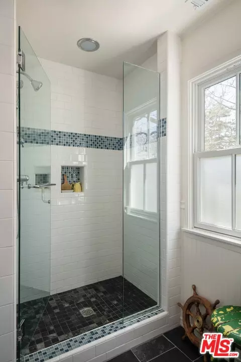 Bath - 419 Hemlock Dr, Lake Arrowhead, CA 92352 photo 3 of 3
