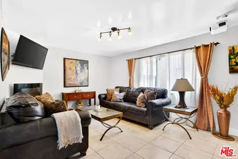 10817 Whipple St #6, Toluca Lake, CA 91602