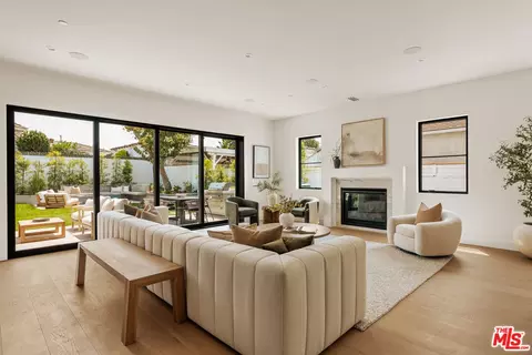 8344 Mcconnell Ave, Los Angeles, CA 90045