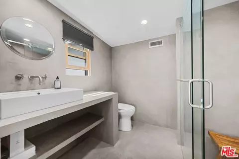 Bath - 31226 Bailard Rd, Malibu, CA 90265 photo 2 of 2