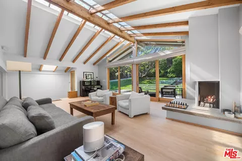 Living - 31226 Bailard Rd, Malibu, CA 90265 photo 2 of 3