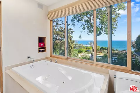 Bath - 31226 Bailard Rd, Malibu, CA 90265 photo 1 of 2