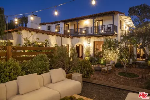 216 Notteargenta Rd, Pacific Palisades, CA 90272
