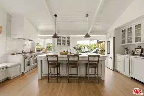 18829 Sylvan St, Tarzana, CA 91335