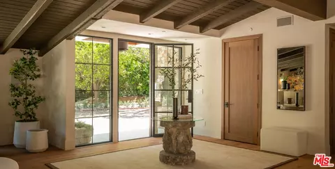 18001 Boris Dr, Encino, CA 91316