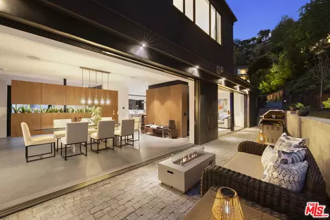 10558 Fontenelle Way, Los Angeles, CA 90077