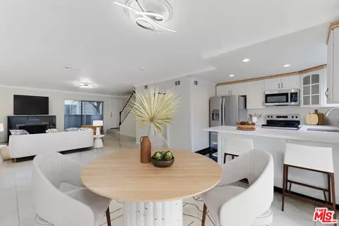 18316 Hatteras St #21, Tarzana, CA 91356