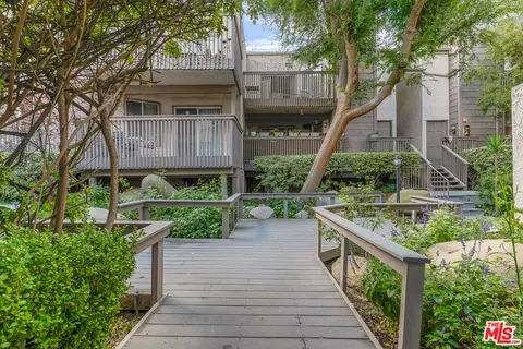 18316 Hatteras St #21, Tarzana, CA 91356