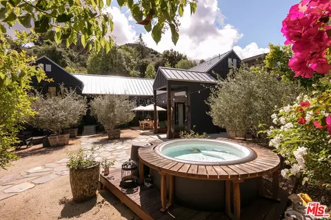 28960 Crags Dr, Agoura Hills, CA 91301