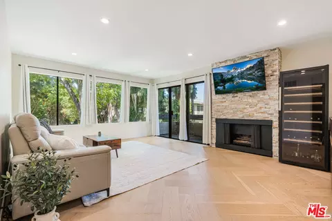 950 N Kings Rd #216, West Hollywood, CA 90069