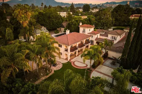 10655 Camarillo St, Toluca Lake, CA 91602