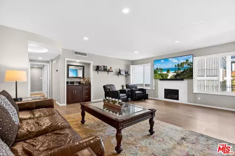 831 S Gretna Green Way #103, Los Angeles, CA 90049