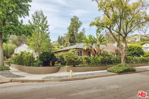 1315 Lomay Pl, Pasadena, CA 91103 photo 2