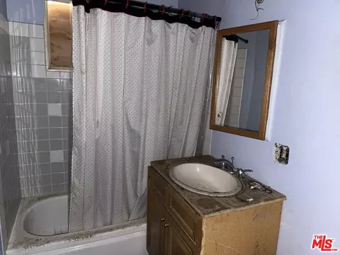 Bath - 7716 Grove St, Tujunga, CA 91042 photo 1 of 1