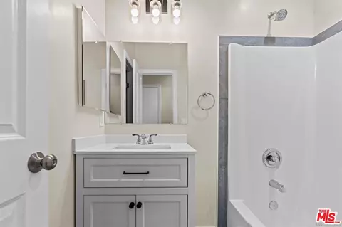 Bath - 1417 Lemon St, Oceanside, CA 92058 photo 3 of 3