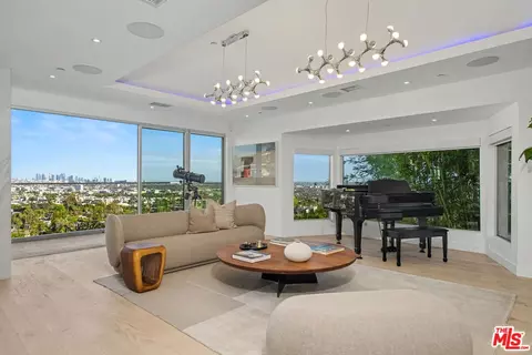 7944 Fareholm Dr, Los Angeles, CA 90046