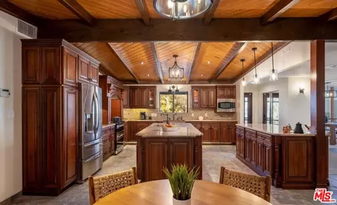 Kitchen - 54045 Ridge Rd, Yucca Valley, CA 92284 photo 3 of 4
