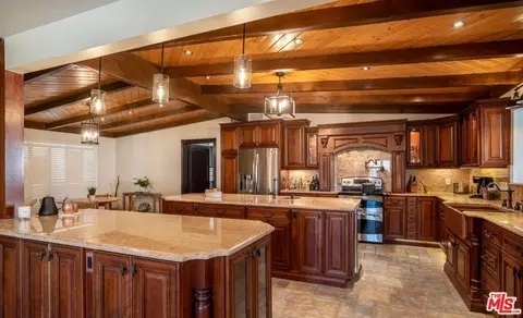 Kitchen - 54045 Ridge Rd, Yucca Valley, CA 92284 photo 1 of 4