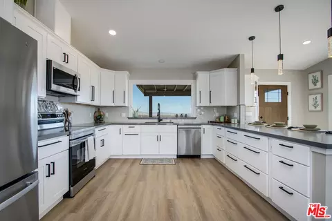 Kitchen - 60777 Adele Ave, Landers, CA 92285 photo 4 of 7