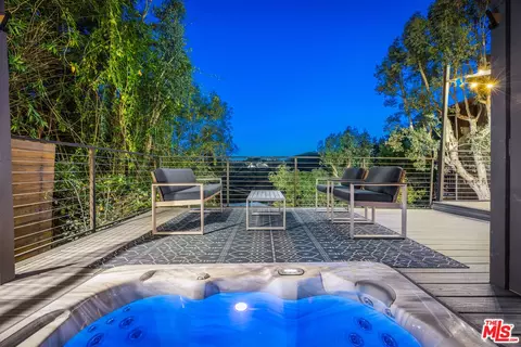 7900 Willow Glen Rd, Los Angeles, CA 90046