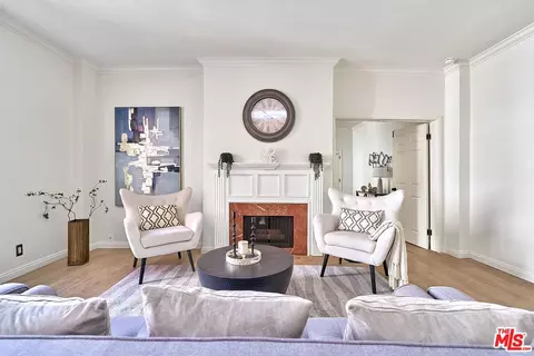 420 S Barrington Ave #102, Los Angeles, CA 90049