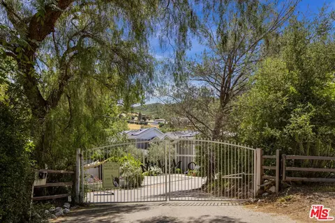 2210 Triunfo Pl, Agoura Hills, CA 91301