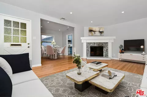 22025 De La Osa St, Woodland Hills, CA 91364