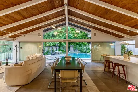 586 Lorna Ln, Los Angeles, CA 90049