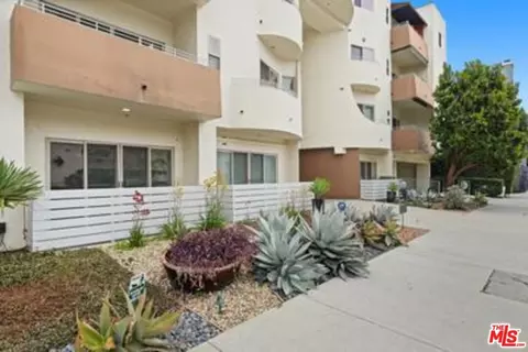 5016 Bakman Ave #202, North Hollywood, CA 91601