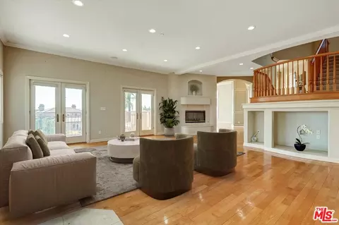 Living - 1248 E Tujunga Ave, Burbank, CA 91501 photo 3 of 4