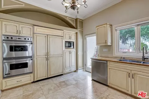 Kitchen - 1248 E Tujunga Ave, Burbank, CA 91501 photo 2 of 3