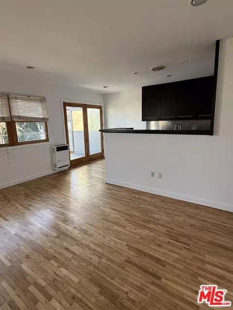 Living - 250 3rd Ave, Venice, CA 90291 photo 1 of 2